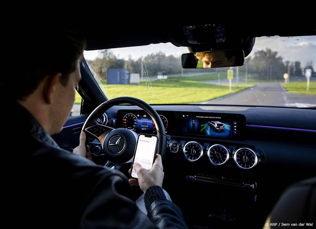 SWOV: bijna 1 op 5 volwassenen vergadert online in het verkeer