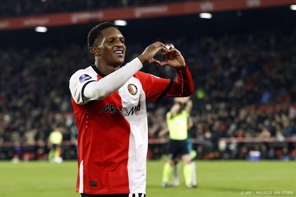 Rechtsback Read verlengt zijn contract bij Feyenoord