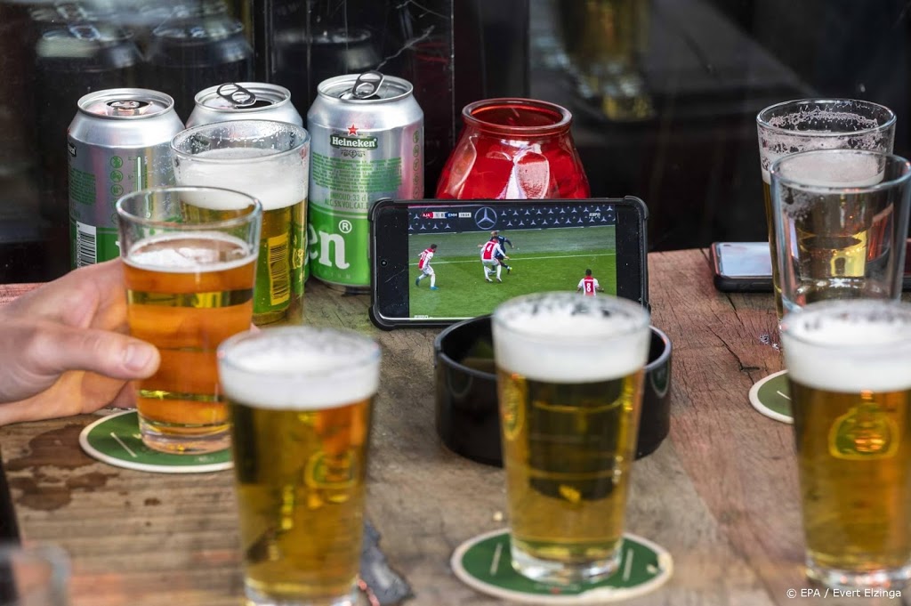 Fans vieren titel Ajax in centrum van stad met bier en vuurwerk