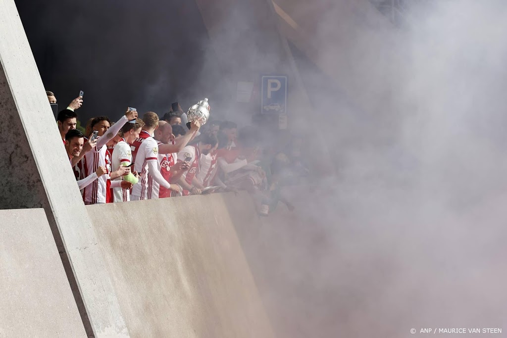 Spelers van Ajax vieren landstitel toch nog met supporters