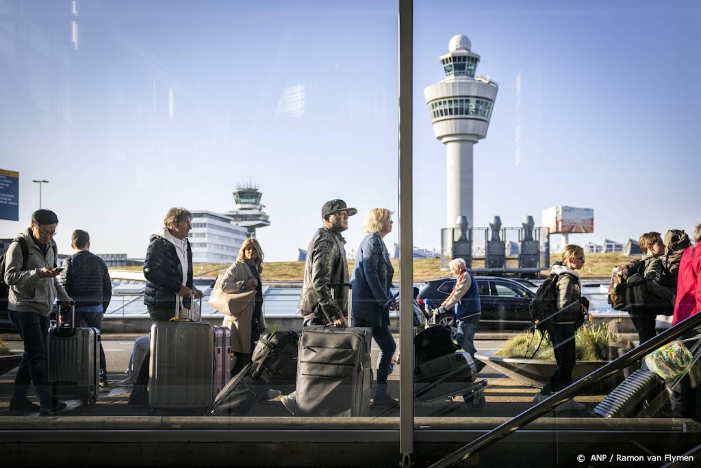 Vakantiegangers nemen vertraging op Schiphol voor lief