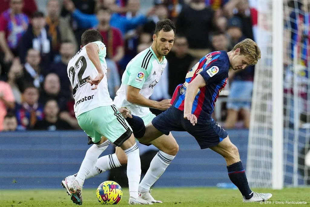Aangever De Jong helpt Barcelona aan benauwde zege in titelrace