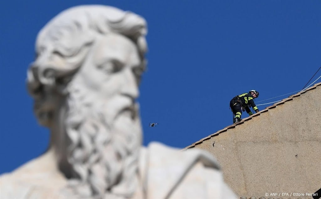Medewerkers Vaticaan plaatsen schoorsteen op Sixtijnse Kapel
