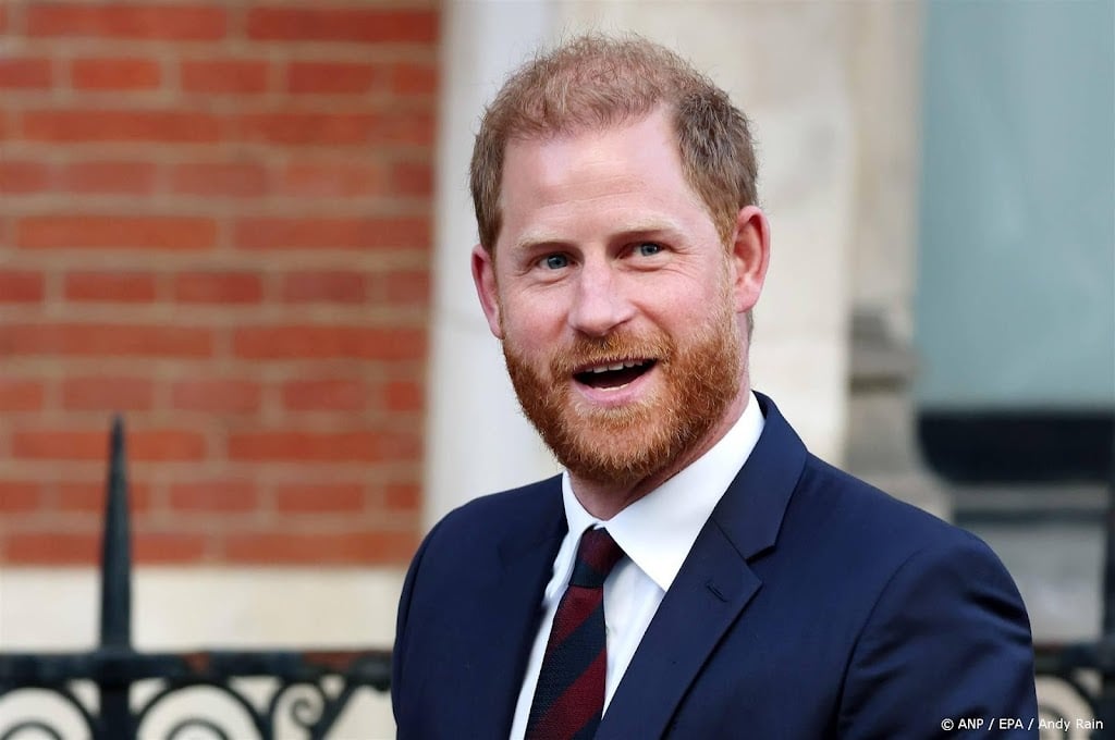 Prins Harry heeft geen contact met Charles, hoopt op 'verzoening'