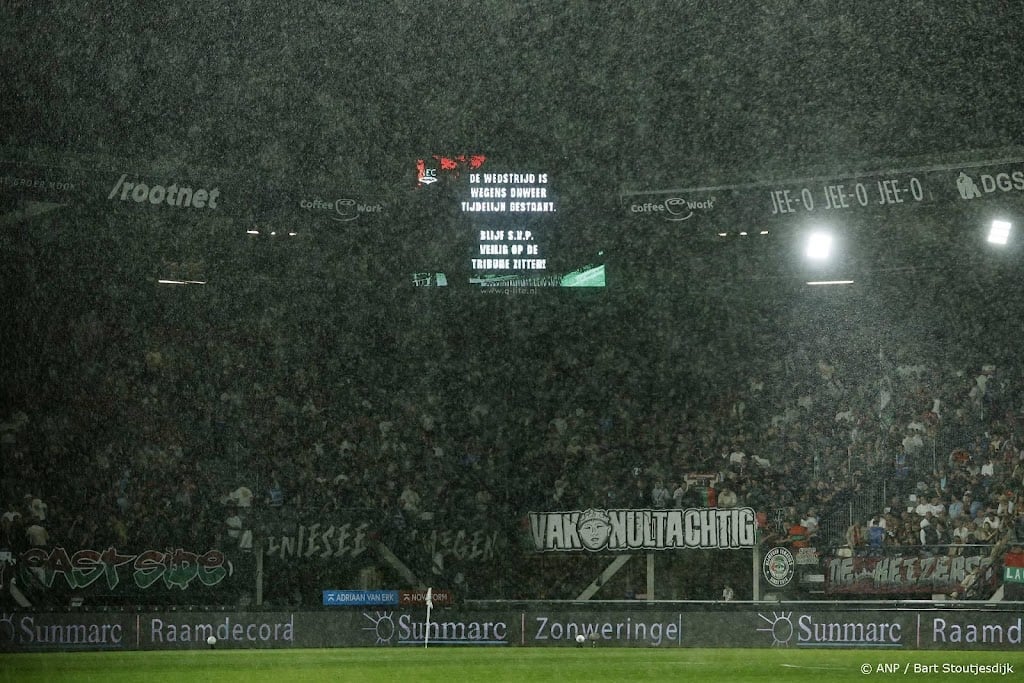 Wedstrijd tussen NEC en Telstar tijdelijk stilgelegd om onweer