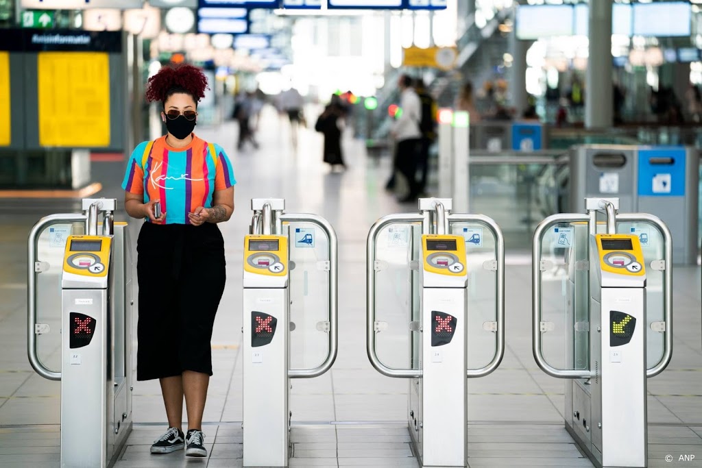 Openbaarvervoerbedrijven: doe mondkapje al op vóór het instappen