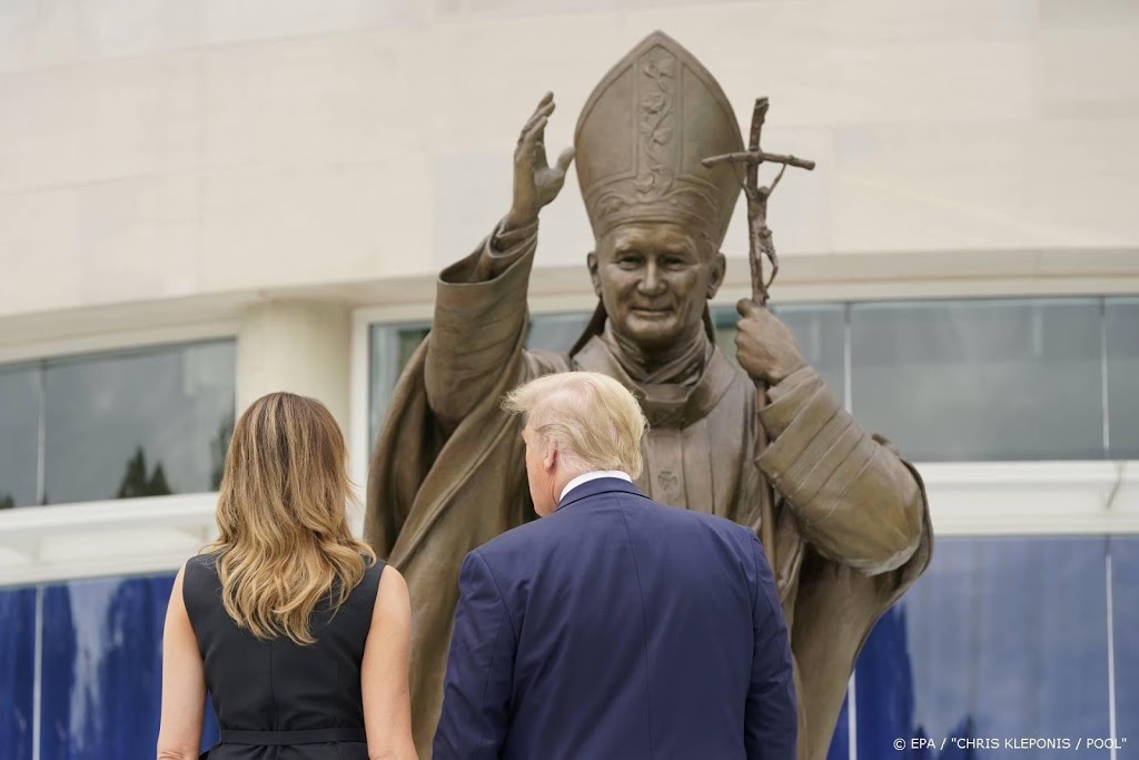 Trump legt krans bij rooms-katholieke gedenkplaats in Washington