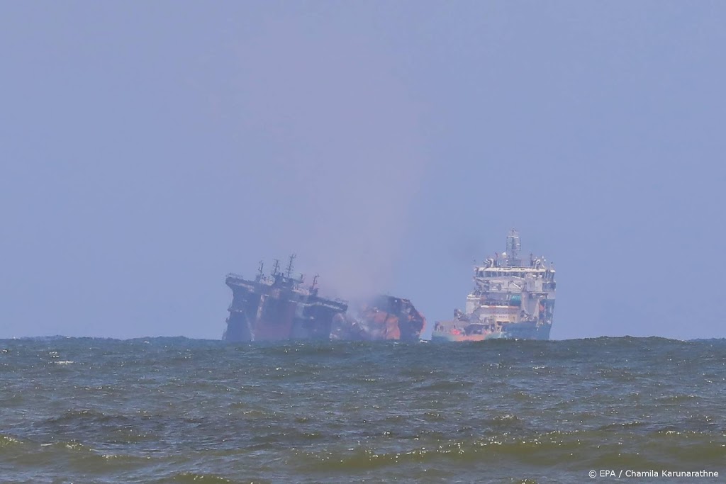 Uitgebrand schip al deels gezonken voor kust Sri Lanka
