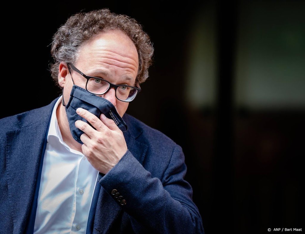 Koolmees gaat praten met Booking.com over terugbetaling loonsteun