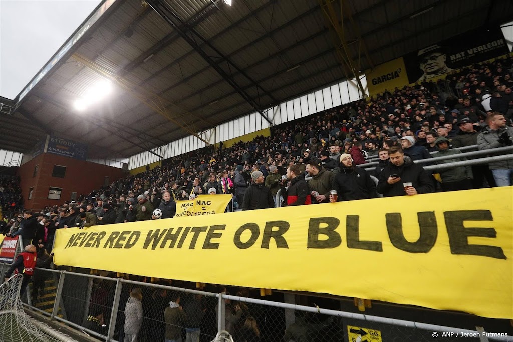 Stadionverbod voor NAC-fan die beker gooide naar auto arbiter 