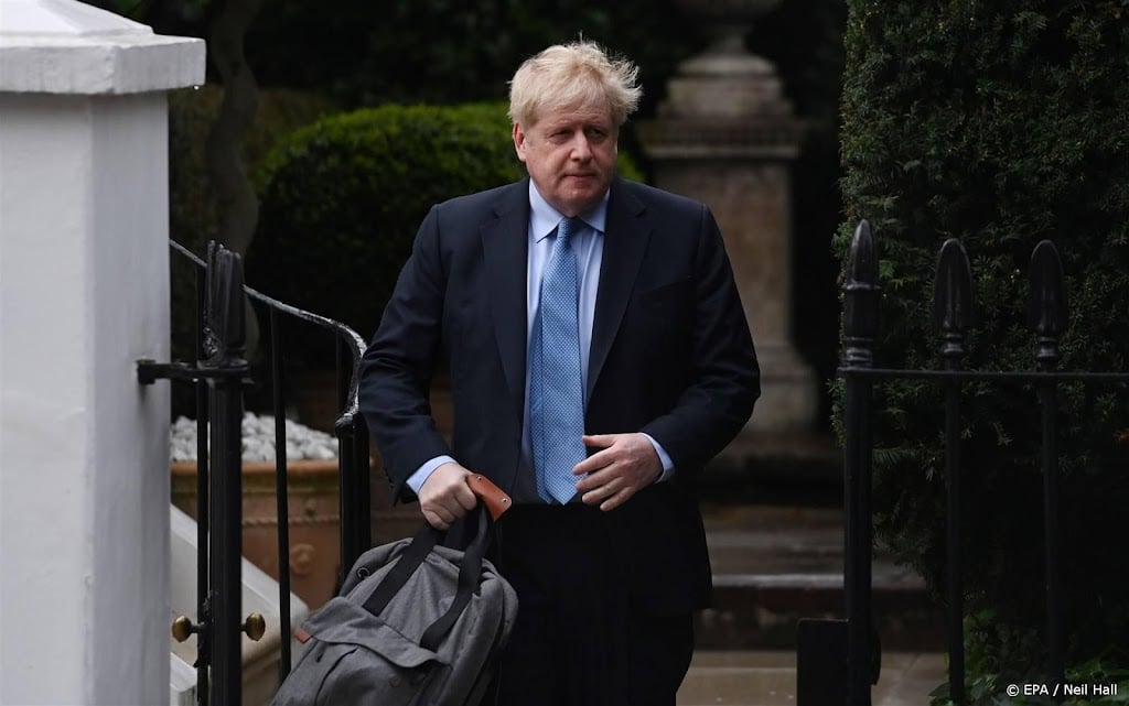 Ex-premier Johnson omzeilt regering en overhandigt appjes