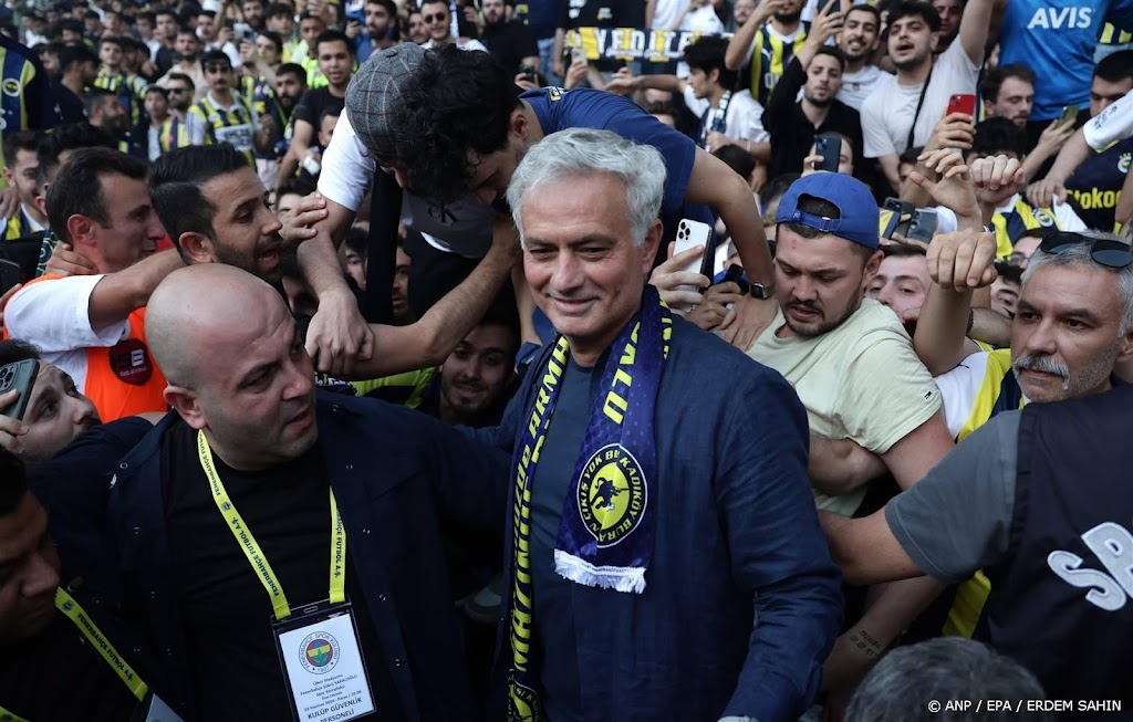 Fans Fenerbahçe verwelkomen nieuwe trainer Mourinho als held