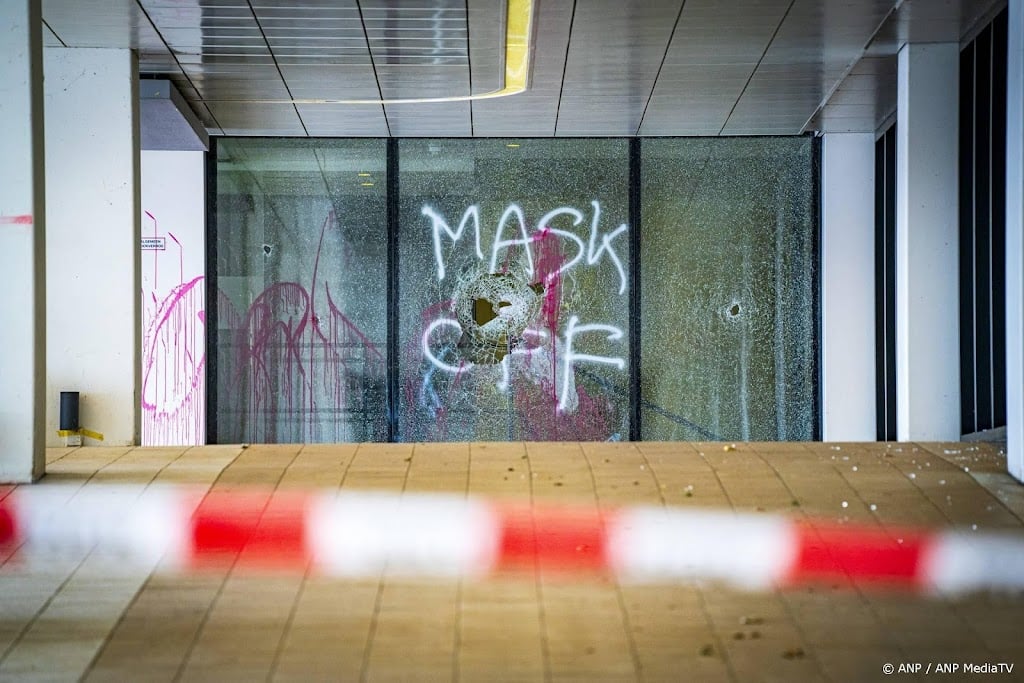 Vier verdachten aangehouden voor bekladden Maersk in Rotterdam