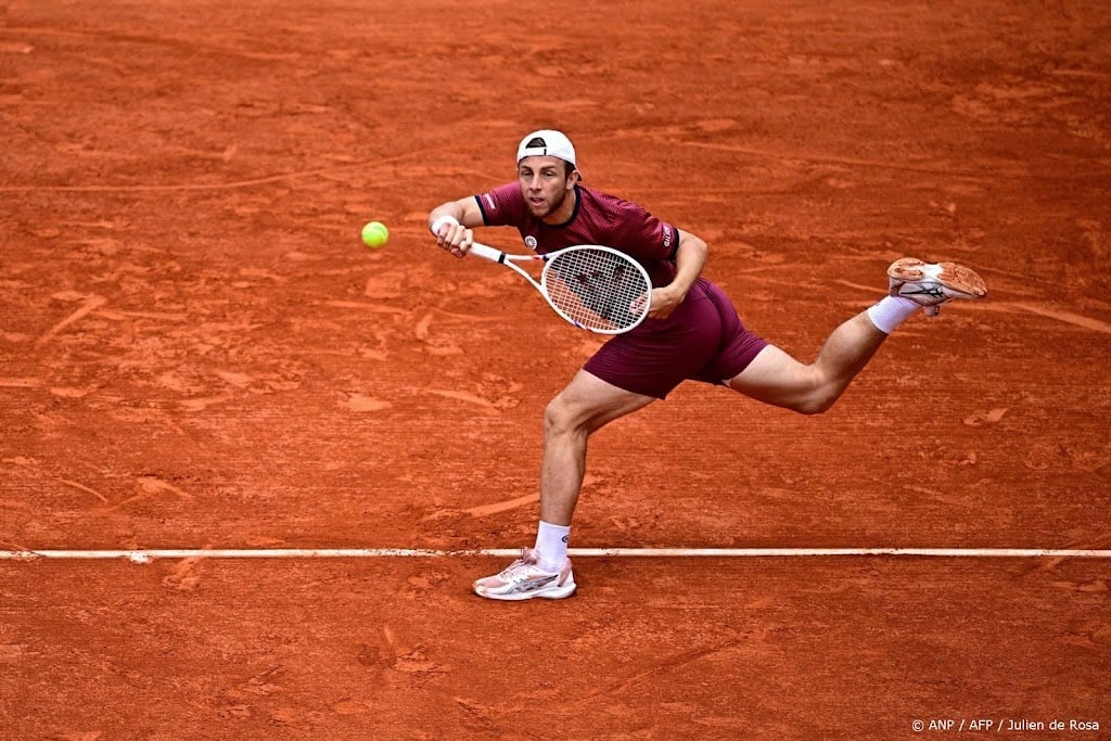 Griekspoor geeft op tegen Zverev in vierde ronde Roland Garros 