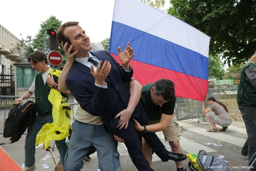 Greenpeace steelt wassen beeld Macron voor anti-Russisch protest
