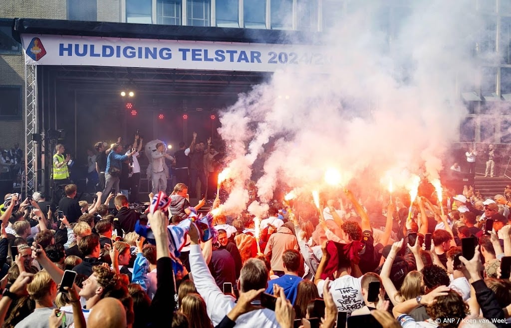 Voetballers Telstar in IJmuiden gehuldigd tijdens promotiefeest