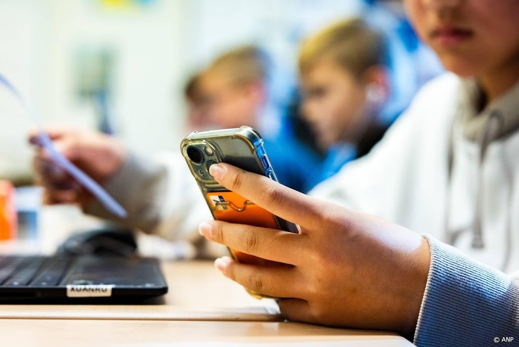 Jongerenbank BUUT laat tieners onder 16 als eerste mobiel betalen