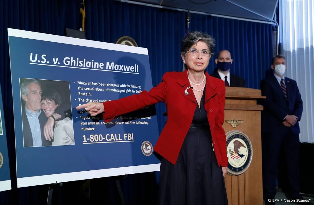 Aanklagers: vluchtgevaarlijke Maxwell moet vast blijven zitten