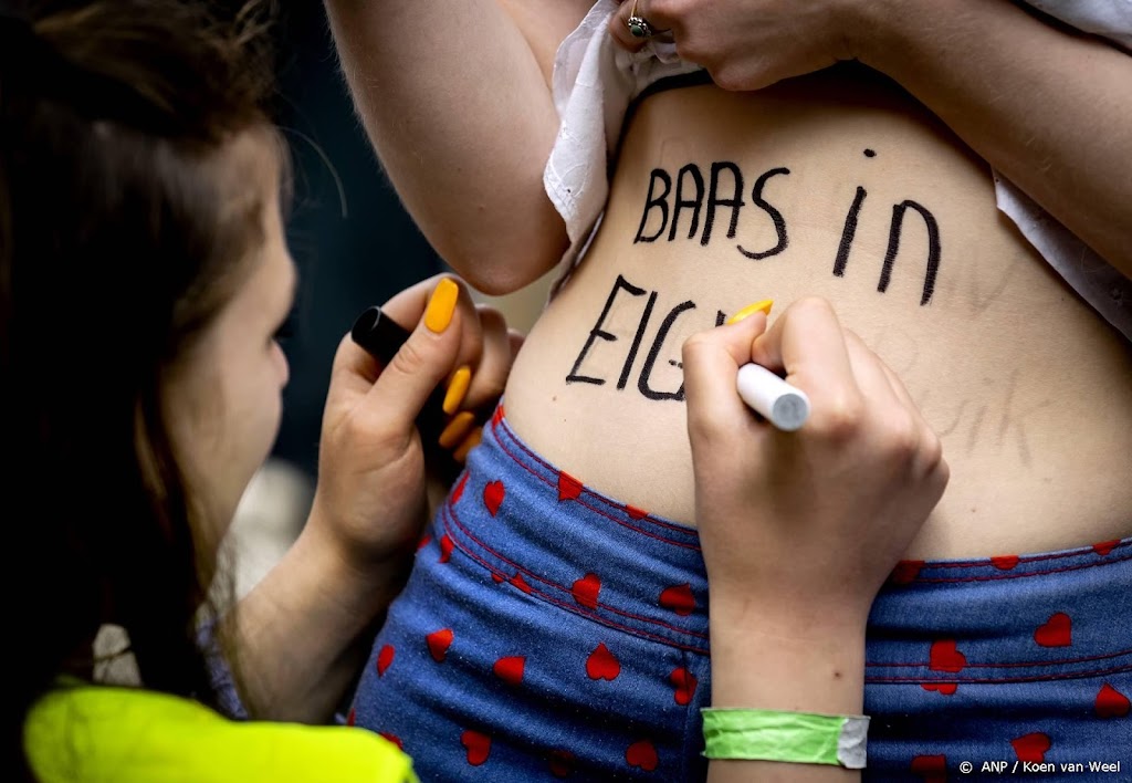 Honderden demonstreren op de Dam voor recht op abortus