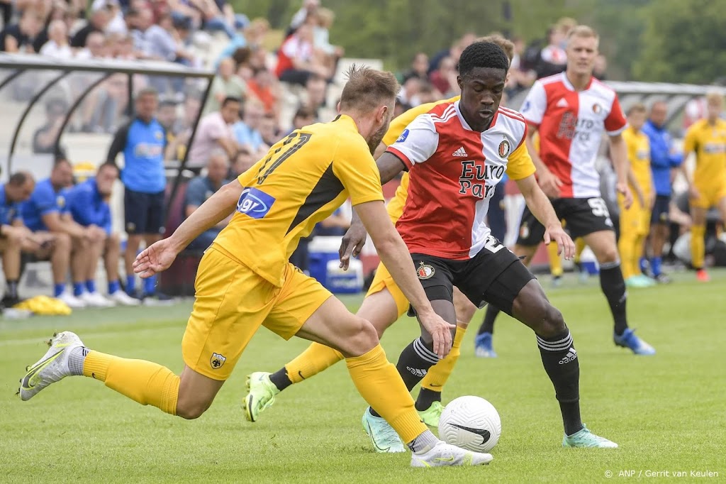 Feyenoord verhuurt aanvaller Conteh aan Dynamo Dresden
