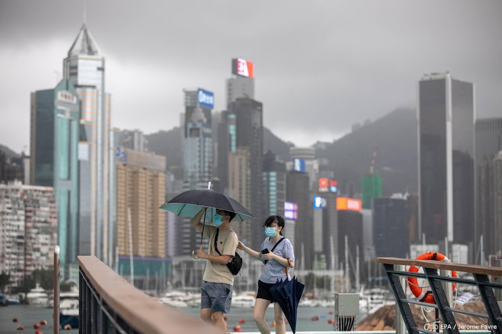 Schip bij Hongkong breekt in tweeën, 27 crewleden vermist  