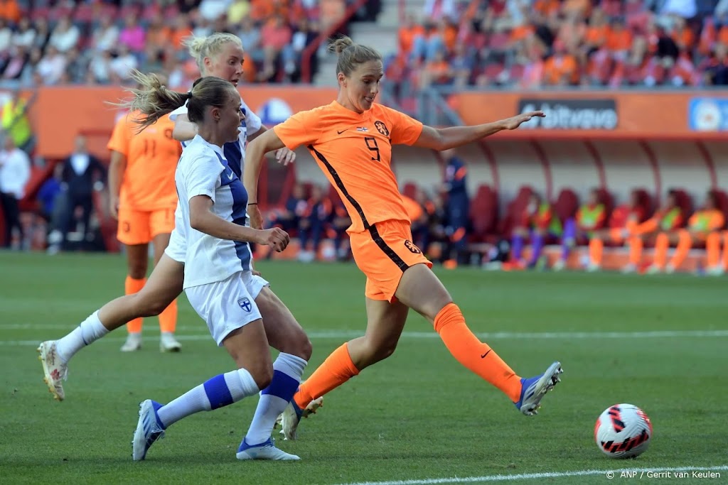 Miedema leidt voetbalsters naar zege bij laatste test voor EK