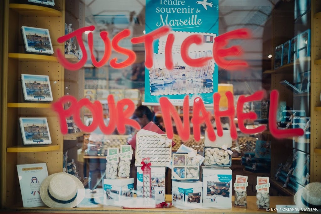 Oma doodgeschoten Franse tiener roept na rellen op tot kalmte