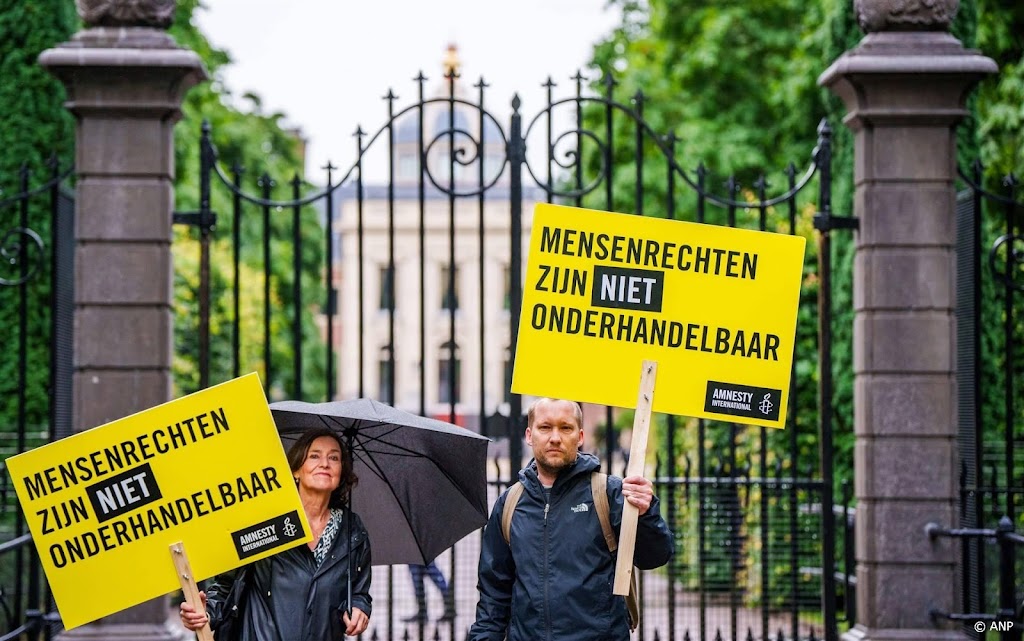 Betogers wachten nieuwe kabinet op bij Paleis Huis ten Bosch 