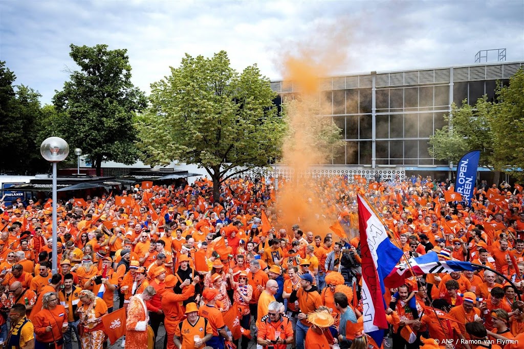 Oranjefans in mars naar Olympiapark in München
