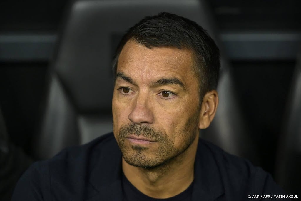 Van Bronckhorst wordt assistent van Slot bij Liverpool 