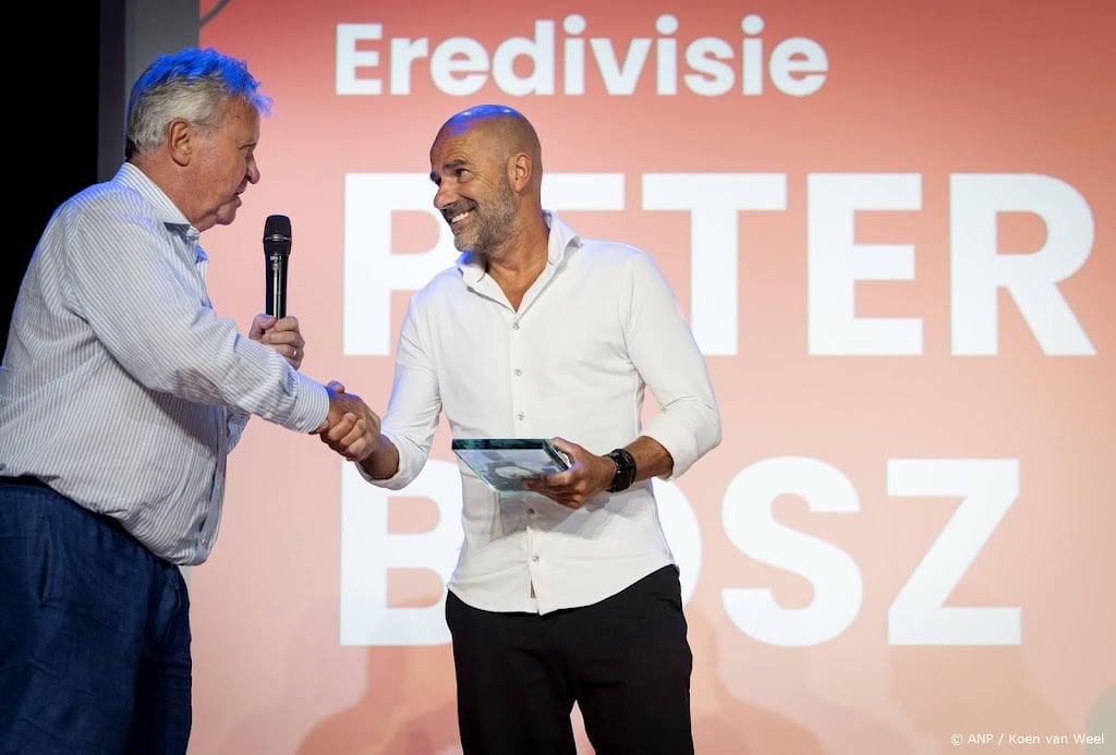 PSV-trainer Bosz wint opnieuw Rinus Michels Award