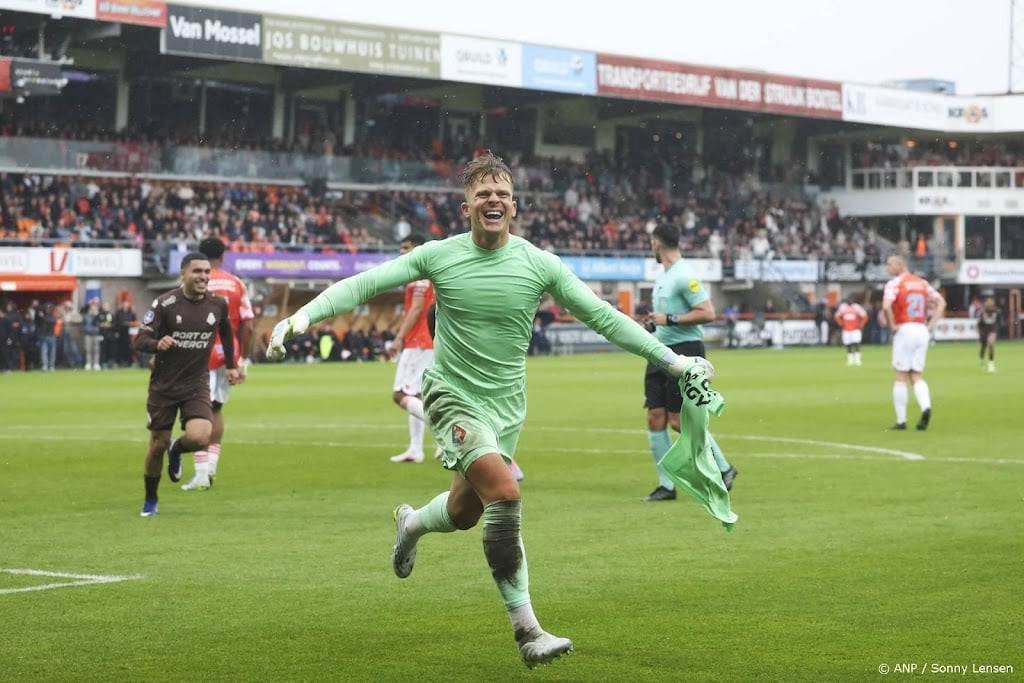 Doelman Koeman verlengt contract bij Telstar