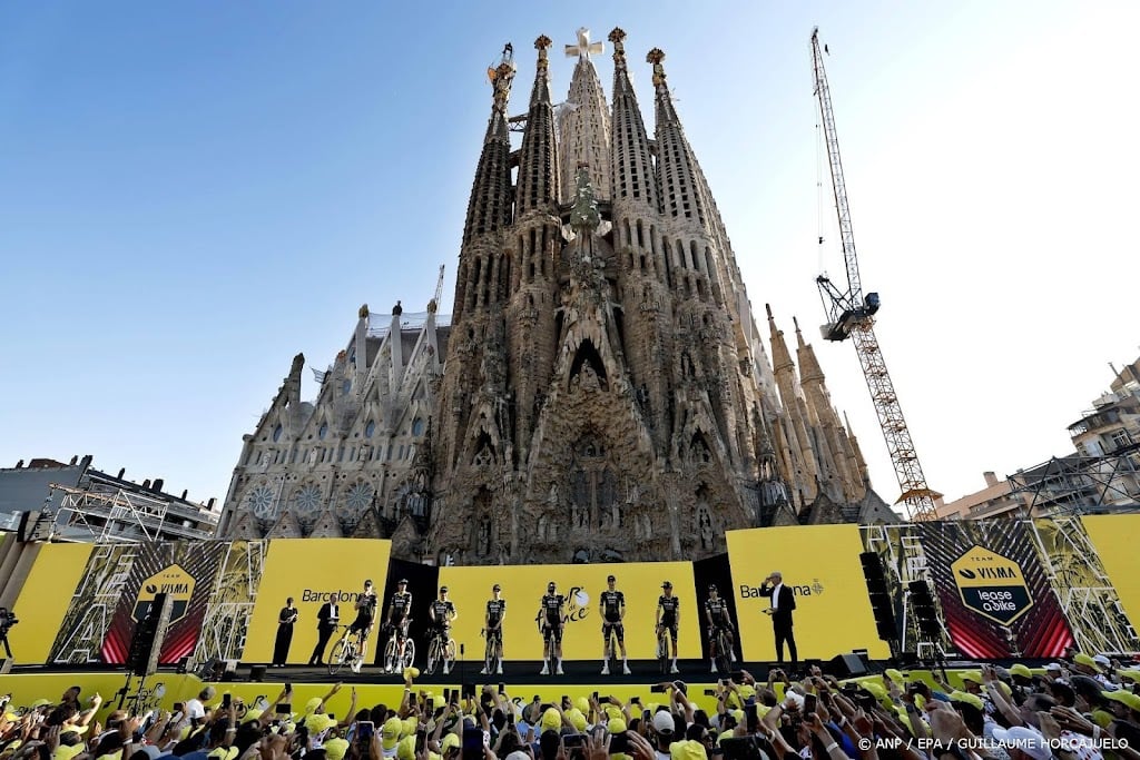 Tourpeloton gepresenteerd aan fans voor Sagrada Família