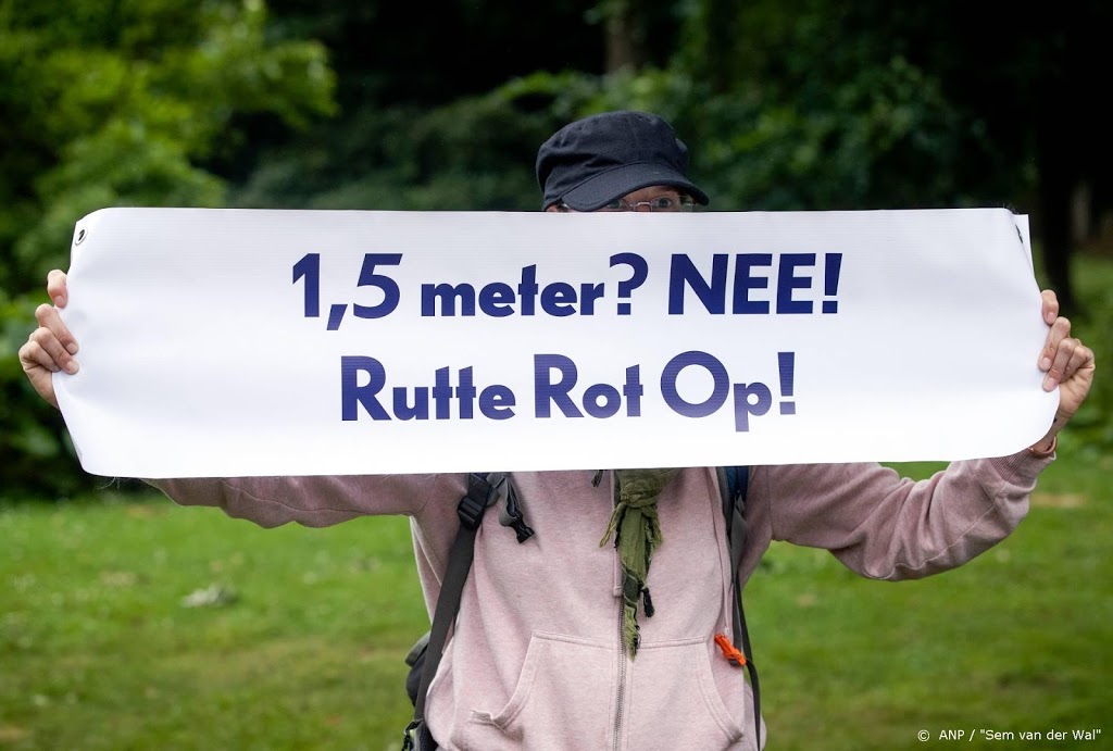 Tientallen betogers tegen coronaregels in Amsterdam, Enschede