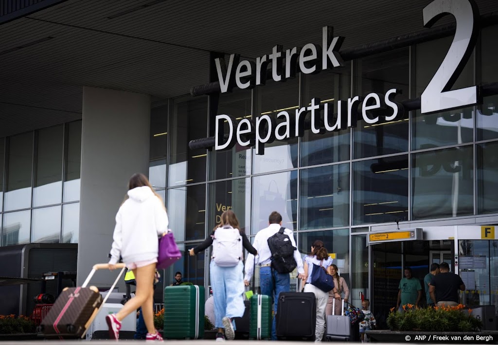 Schiphol vindt situatie weer beheersbaar na drukte maandag