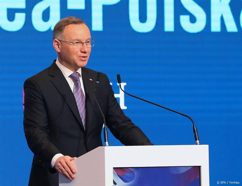 President Polen ondertekent afgezwakte wet tegen invloed Rusland
