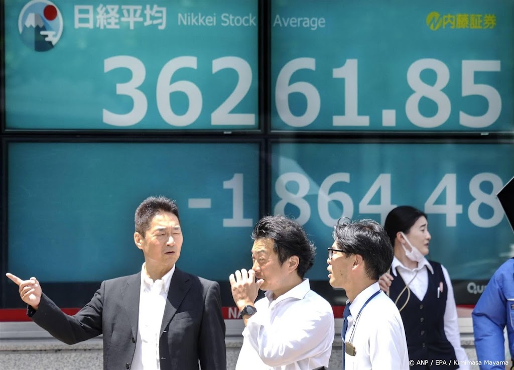 Verkoopgolf op Aziatische beurzen, Nikkei zakt bijna 5 procent
