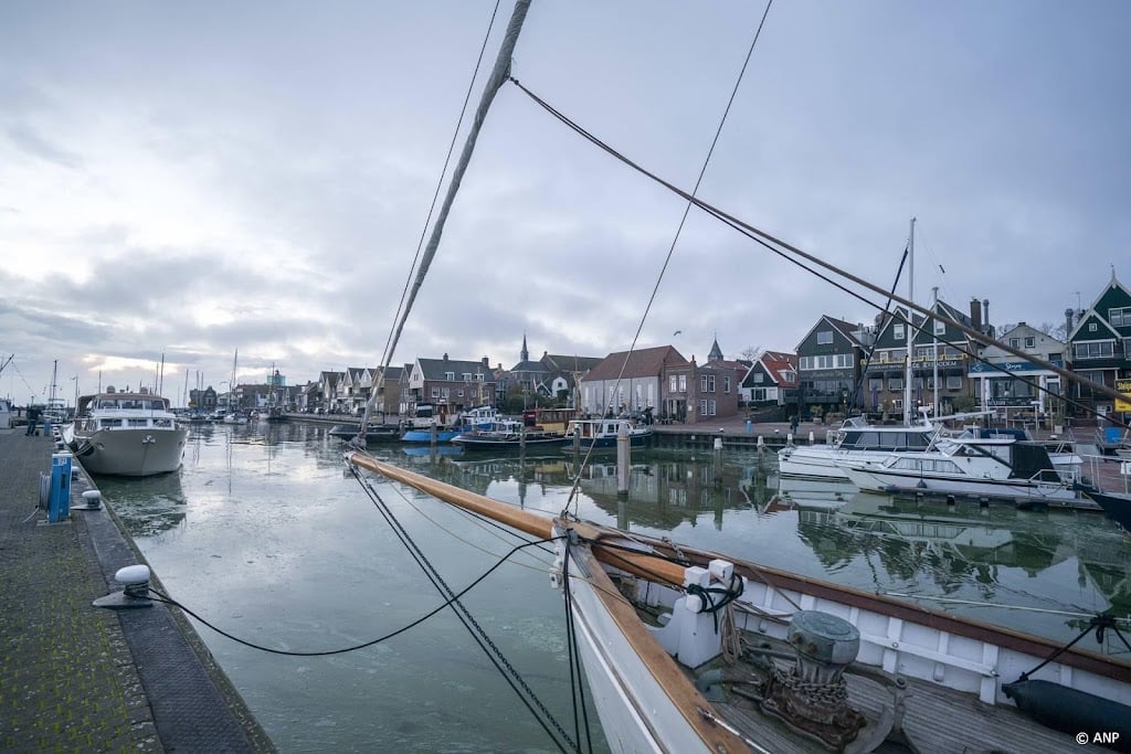 Twee mensen naar ziekenhuis na explosie op zeilboot bij Urk