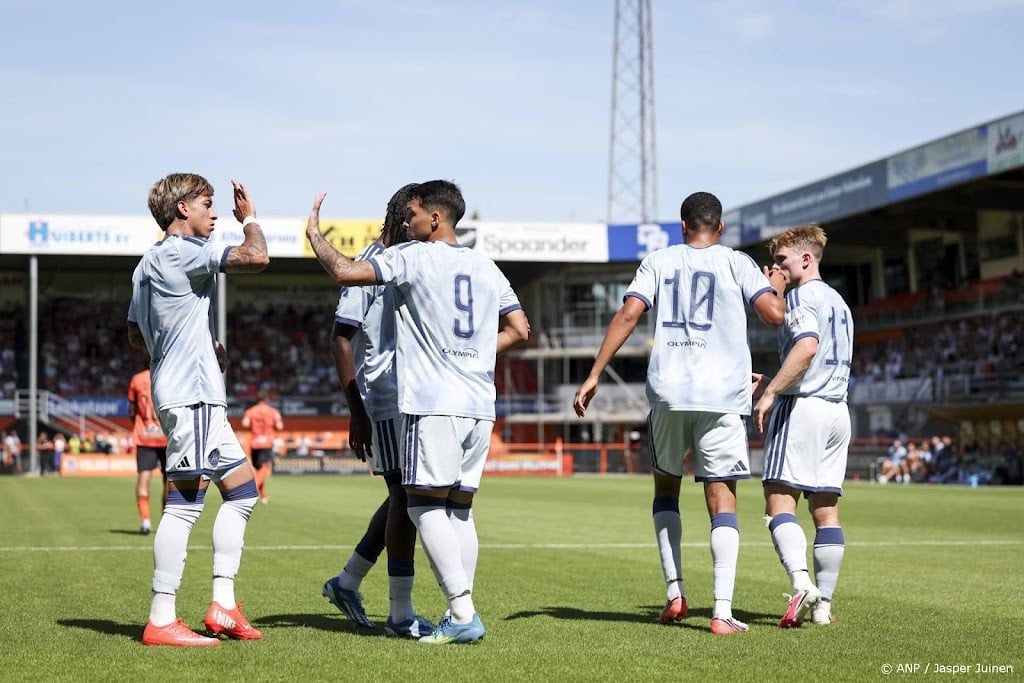 Ajax wint oefenduel van Volendam, treffers Leonardo en Arokodare 