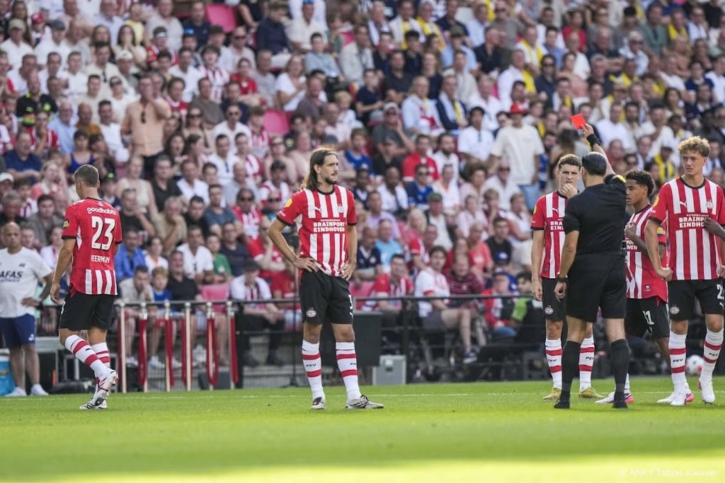 Vroege rode kaart PSV'er Veerman tegen AZ om schop in gezicht