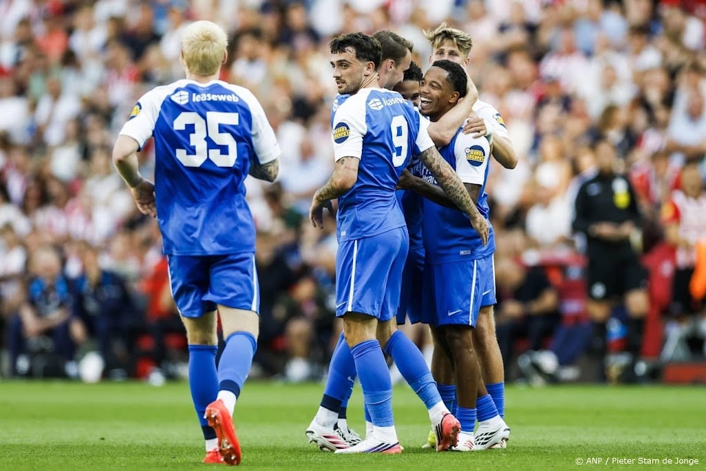 AZ wint tweede Johan Cruijff Schaal na ruime zege op tiental PSV