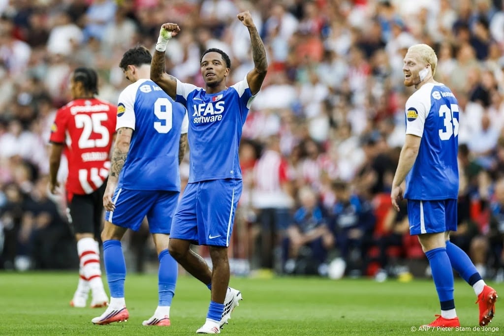AZ in tweede helft ruim langs PSV na vroege rode kaart Veerman