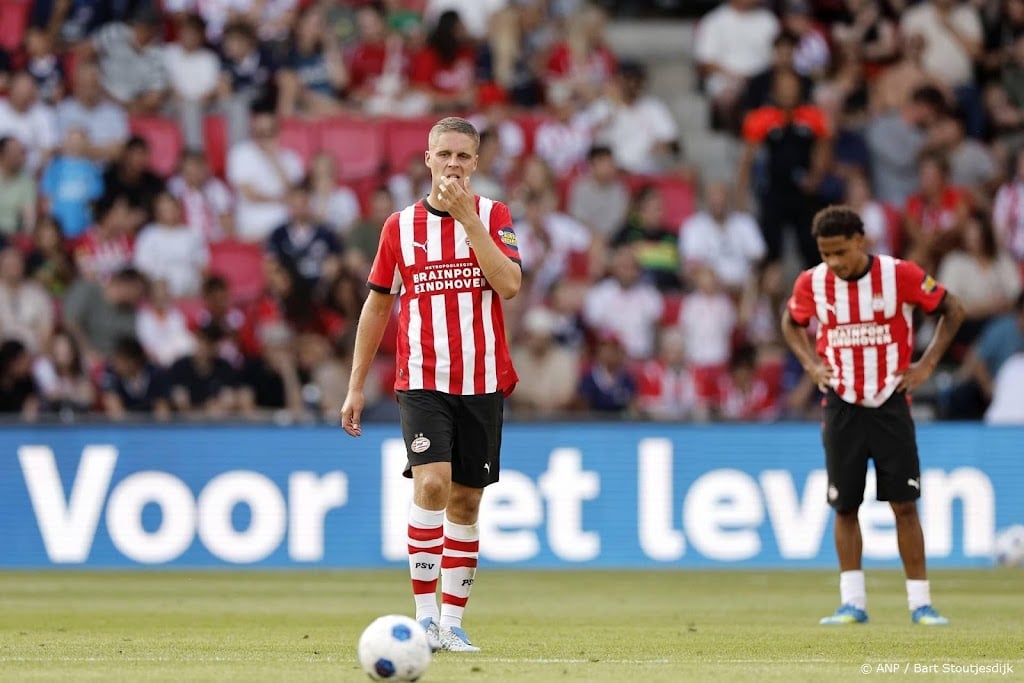 PSV'er Veerman leeft na rode kaart mee met AZ-spits Meerdink