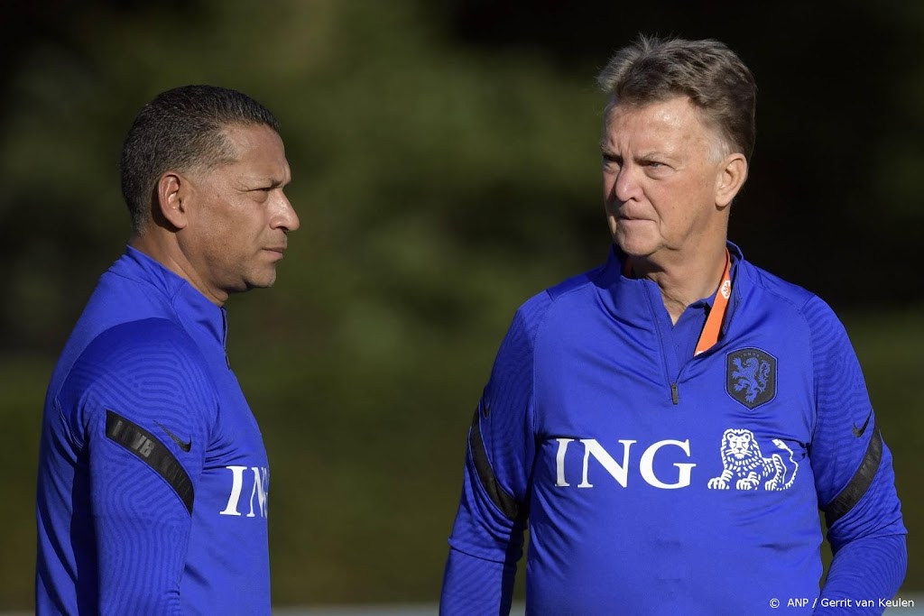 Van Gaal laat zon schijnen op de training van Oranje in Zeist   
