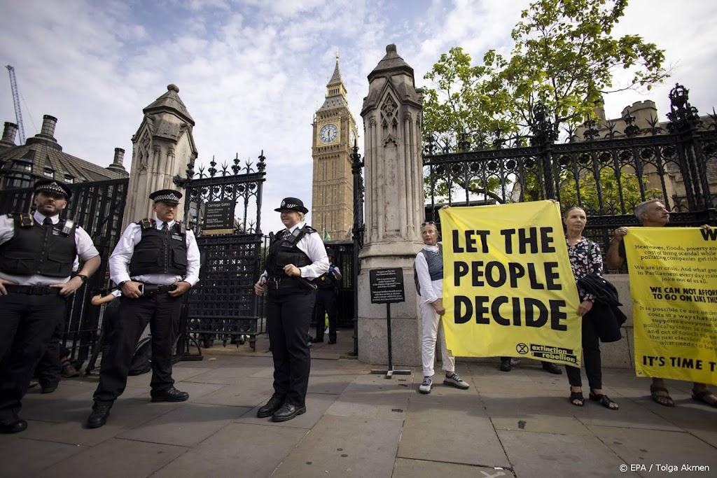 Klimaatactivisten lijmen zich vast in Britse Lagerhuis