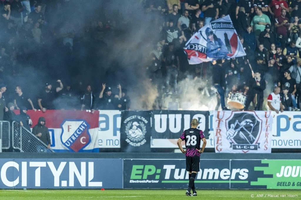 Fortuna - Utrecht tweemaal stilgelegd na vuurwerk en bier op veld