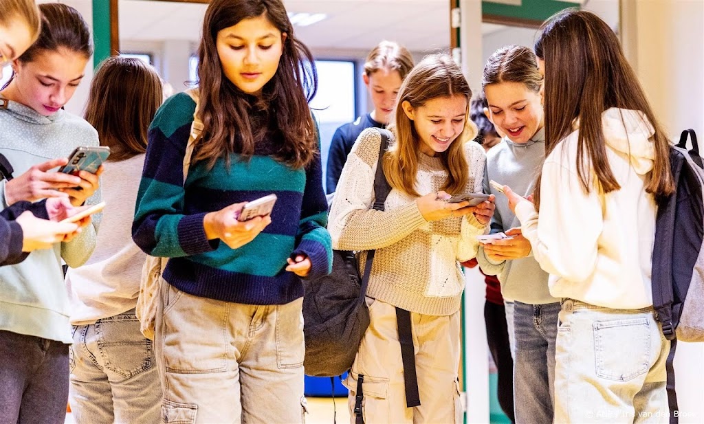 Ook basisscholieren mogen geen mobieltje meer meenemen in de klas