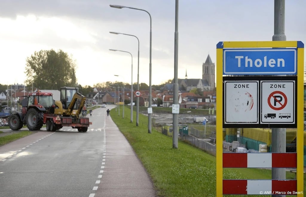 Raadsleden Tholen mogen gemeentehuis niet uit door demonstratie