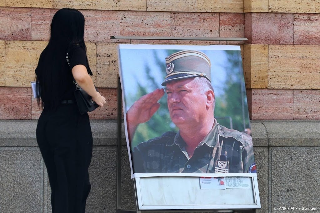 Duizenden Bosnische Serviërs brengen eerbetoon aan Mladić