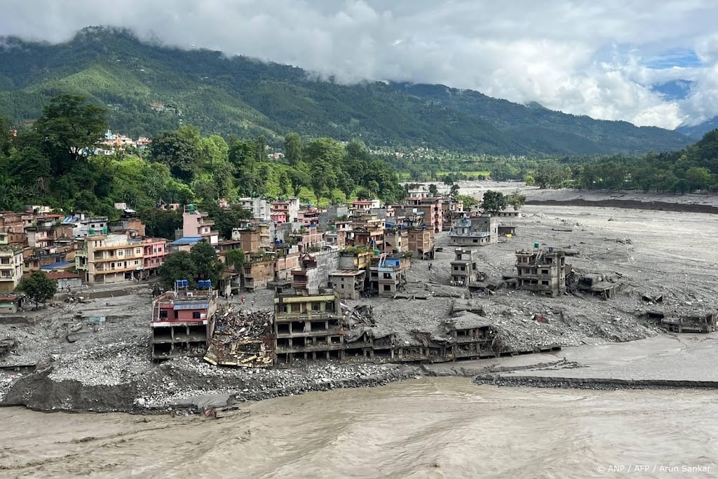 Minister Berendsen: Contact met vermiste vrouw in Nepal